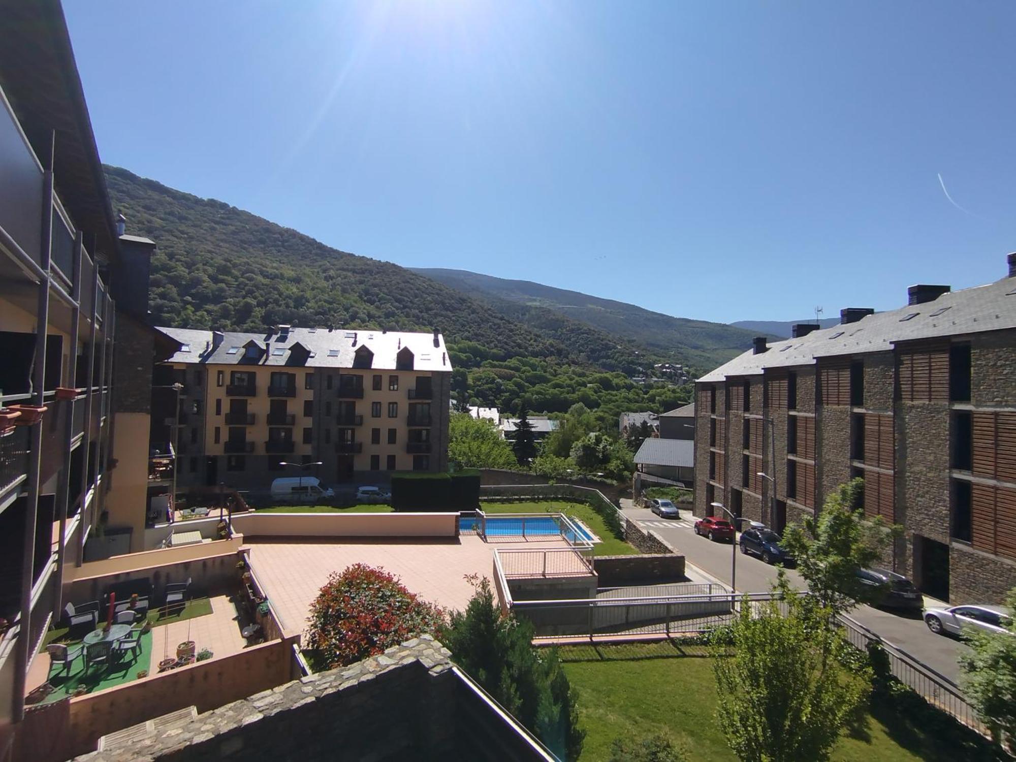Pirineus Apartment *