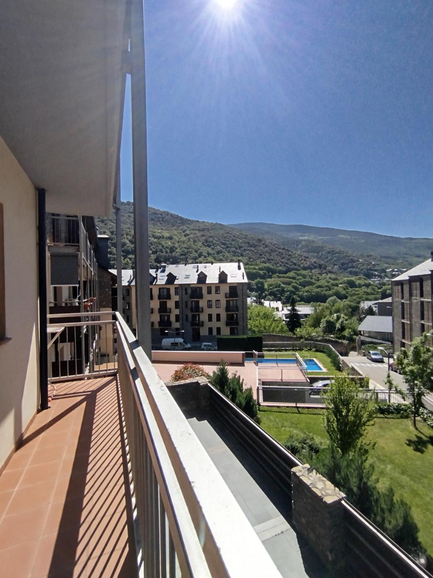 Pirineus Apartment *